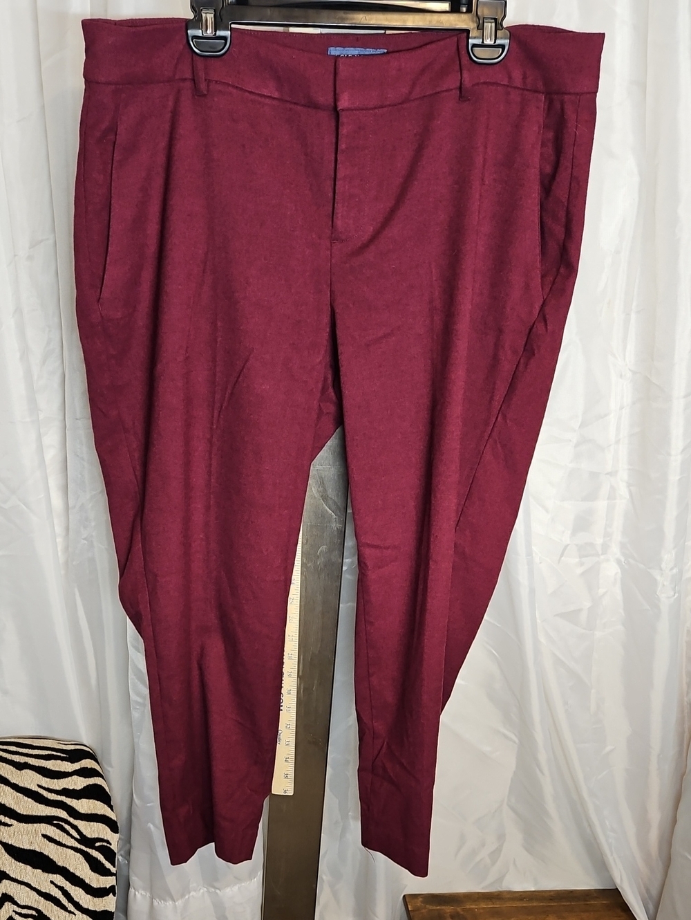 Old Navy Burgundy Cropped Tapered Dress Pants 16